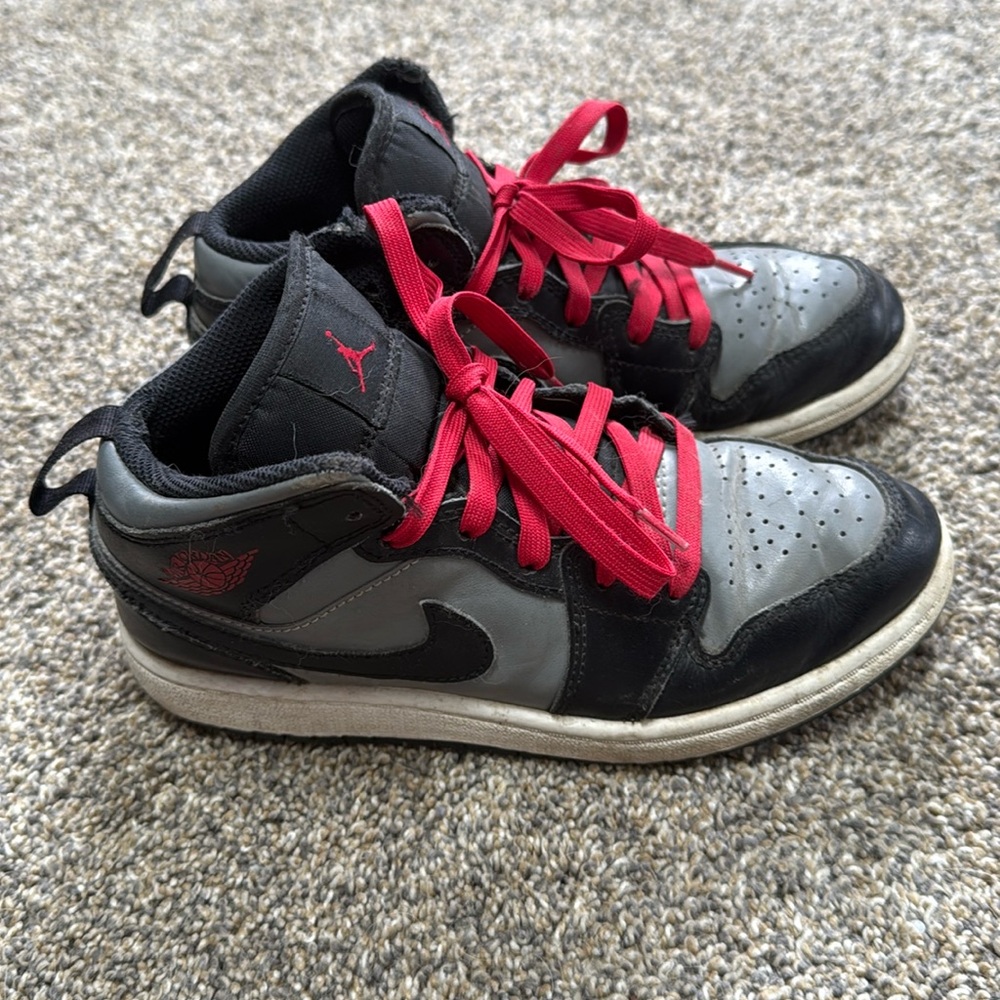 Nike air jordan 1 mid shadow sneaker size 2.5Y